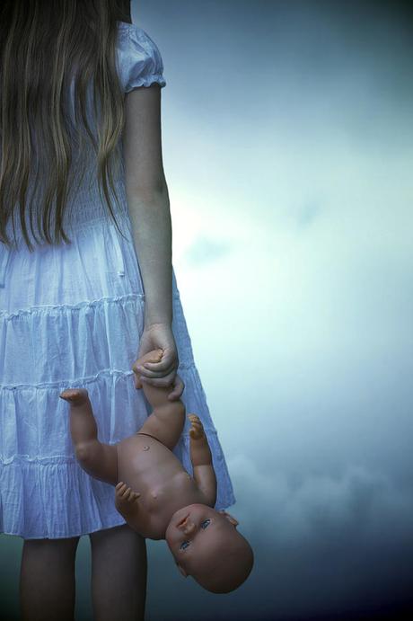 Resultado de imagen para niña con muñeca malvada