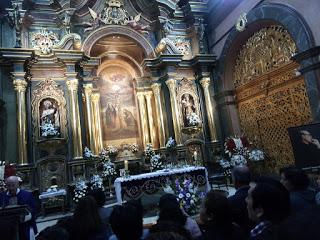 ANTE EL SEÑOR DE LOS MILAGROS CELEBRANDO LOS 25 AÑOS DEL PADRE MORALES
