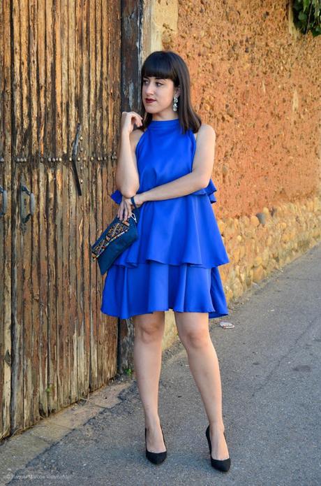Vestido halter con volantes