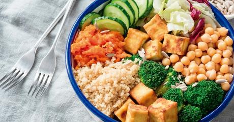 recetas vegetarianas ensalada de quinoa tofu brocoli canonigos rucula zanahoria y semillas