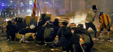 En Catalunya, la teoría de la realidad encubierta, deformada y falsa, que beneficia a las incompetencias de quienes gobiernan se hace cada vez más evidente