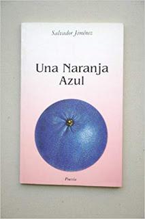 Una naranja azul