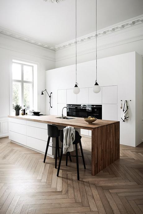 Inspiración: 7 cocinas (casi) blancas con mucho alma decoralinks | detalles negros y madera para una cocina blanca minimalista de Kvik