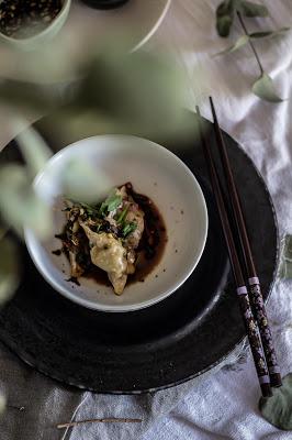 Gyozas de carne al horno con ajito y perejil