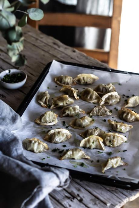 Gyozas de carne al horno con ajito y perejil Gyozas de carne al horno con ajito y perejil