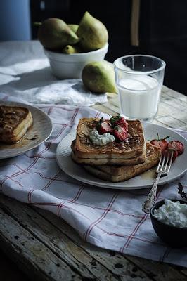 Sandwich dulce de pera caramelizada y queso ricotta