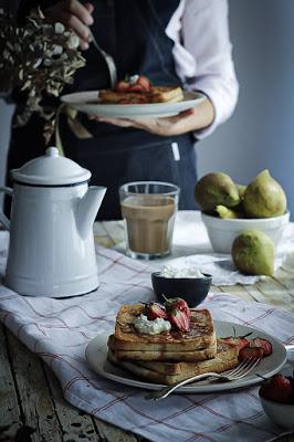 Sandwich dulce de pera caramelizada y queso ricotta