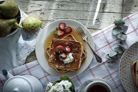 Sandwich dulce de pera caramelizada y queso ricotta