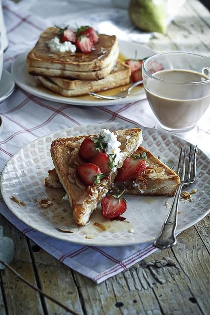 Sandwich dulce de pera caramelizada y queso ricotta