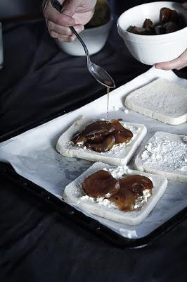 Sandwich dulce de pera caramelizada y queso ricotta