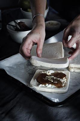 Sandwich dulce de pera caramelizada y queso ricotta