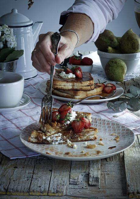 Sandwich dulce de pera caramelizada y queso ricotta