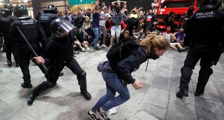 Violentas manifestaciones en varias ciudades catalanas tras la sentencia a los líderes del “procés”