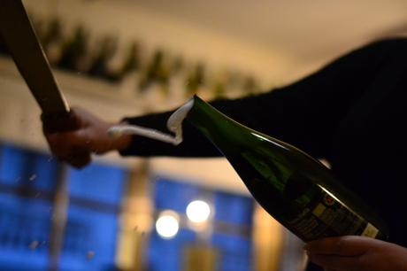 Aprende a abrir una botella de vino con un sable en Uncorked Academy