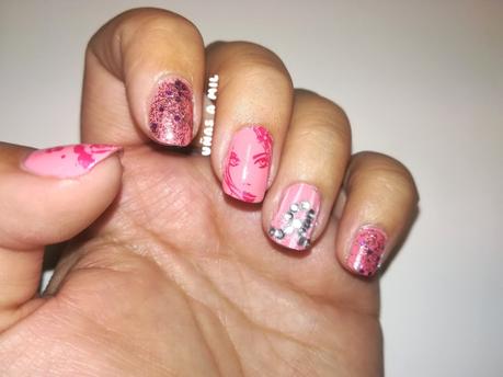 Diseño de uñas rosa como apoyo a la lucha contra el cáncer de mama