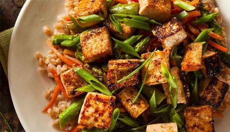tofu con verduras y arroz integral