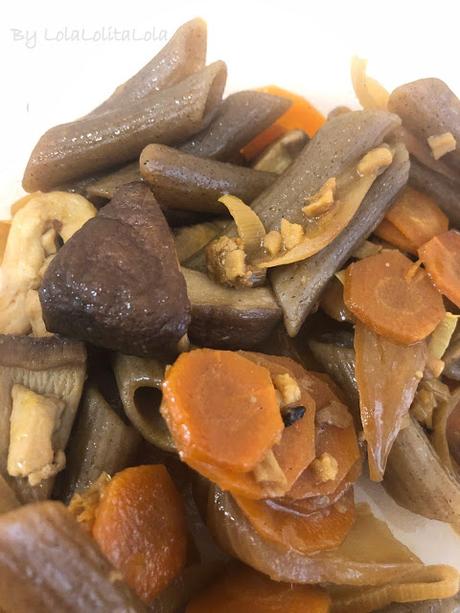 PASTA DE TRIGO SARRACENO EN WOK CON VERDURAS, POLLO Y CURRI PASTA DE TRIGO SARRACENO EN WOK CON VERDURAS, POLLO Y CURRI