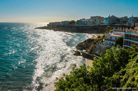 Nerja. Playa de Salón desde el Balcón de Europa Los acantilados de Nerja son un balcón natural al Mediterráneo