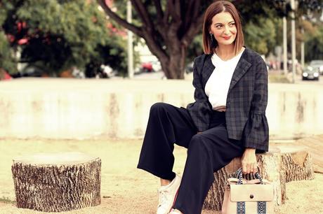 Look formal con deportivas