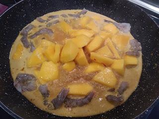 MANGO Y LANGOSTINOS AL CURRY CON ARROZ JAZMIN