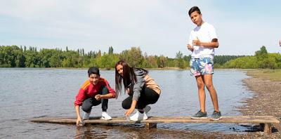 Estudiantes de Plottier sembraron alevinos en el río Limay