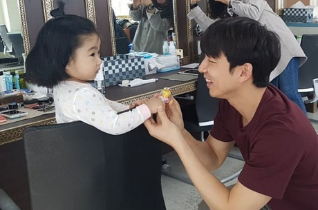 Hablemos de doramas: El hermoso Gong Yoo fue visto cuidando a una actriz infantil y fans cree que él será un padre adorable