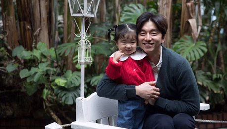 Hablemos de doramas: El hermoso Gong Yoo fue visto cuidando a una actriz infantil y fans cree que él será un padre adorable