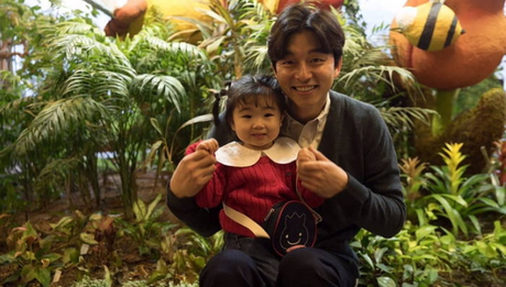 Hablemos de doramas: El hermoso Gong Yoo fue visto cuidando a una actriz infantil y fans cree que él será un padre adorable