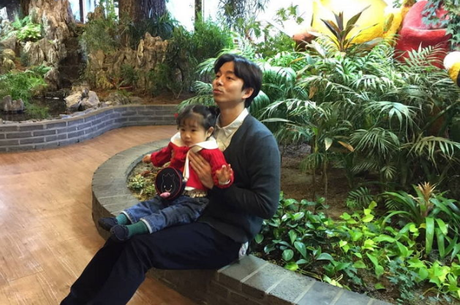 Hablemos de doramas: El hermoso Gong Yoo fue visto cuidando a una actriz infantil y fans cree que él será un padre adorable