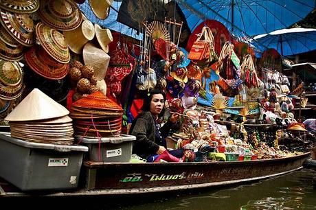 Señora en un puesto de venta de souvenirs.