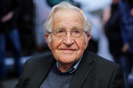 Noam Chomsky sobre Chile: “Era previsible tras 40 años de asalto neoliberal a la población»