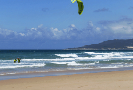 Experiencias de Viaje en España haciendo kitesurf