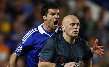 Cinco penaltis no señalados se comió el colegiado noruego ante el Chelsea de Mourinho.