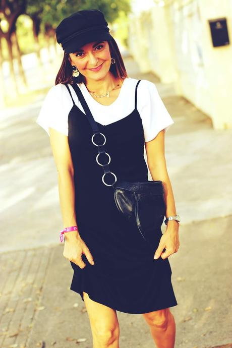 Vestido negro en un look informal