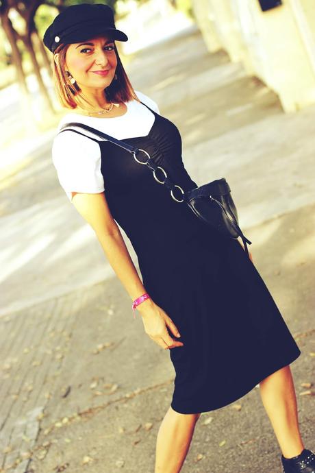 Vestido negro en un look informal