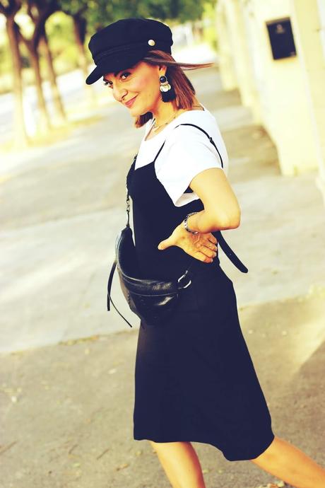 Vestido negro en un look informal