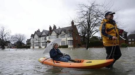 Londres sufre inundaciones por subida del caudal del Támesis
