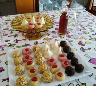 Panellets tradicionales y vino moscatel.