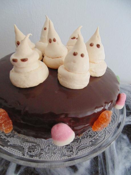 Tarta fantasma de chocolate y gominolas