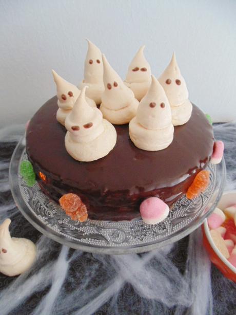 Tarta fantasma de chocolate y gominolas