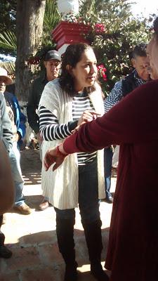 A BALAZOS  VOCAL EJECUTIVA DEL CEDIPIEM TRATA A EJIDATARIOS QUE BUSCAN DIÁLOGO