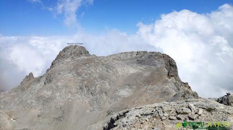 Vista hacia el Neverón de Urriellu desde la cima de la Párdida