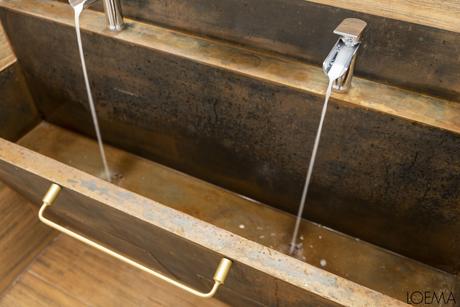 Reforma de baño | Mueble a medida con toques dorados plateados y hierro