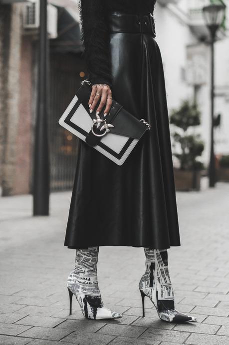 NEWSPAPER PRINT BOOTS - LOOKS PARA LA SEMANA (VIDEO) LEATHER MIDI SKIRT