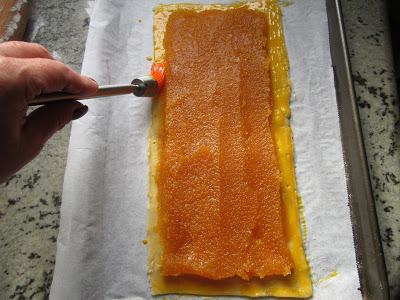Rellenar y pincelar los bordes con yema Empanada de calabaza Thermomix
