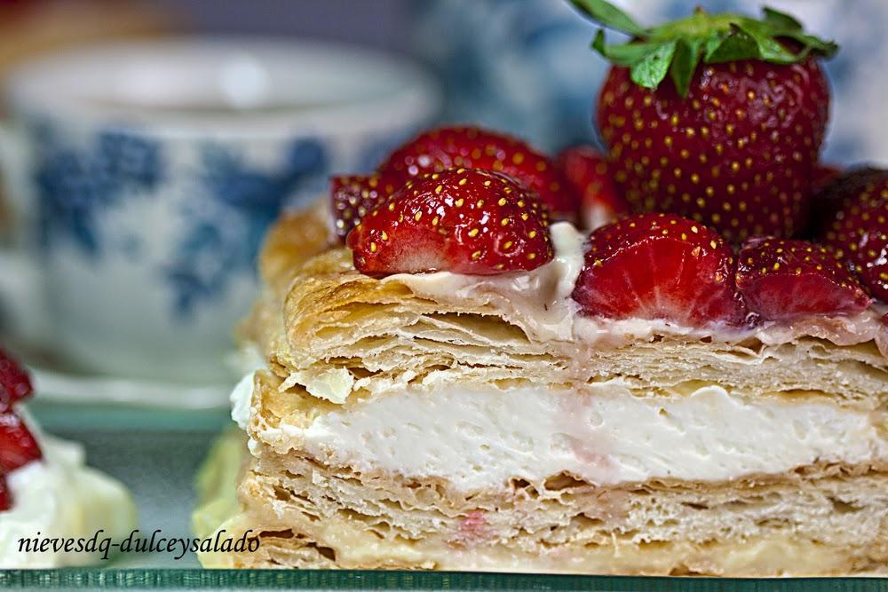 TARTA DE HOJALDRE CON FRESAS, CREMA PASTELERA Y NATA