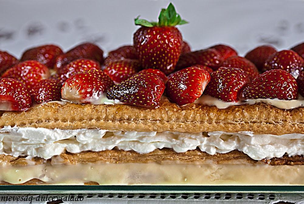 TARTA DE HOJALDRE CON FRESAS, CREMA PASTELERA Y NATA