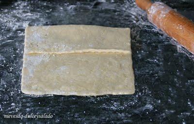 TARTA DE HOJALDRE CON FRESAS, CREMA PASTELERA Y NATA