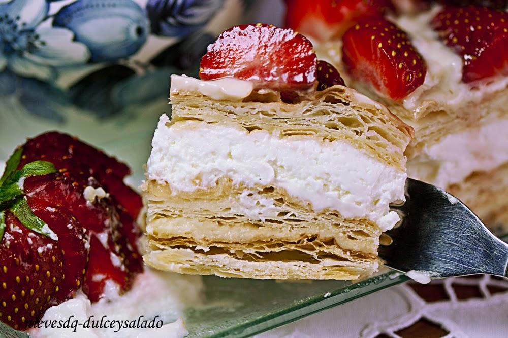 TARTA DE HOJALDRE CON FRESAS, CREMA PASTELERA Y NATA