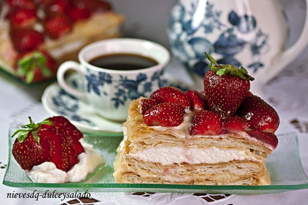 TARTA DE HOJALDRE CON FRESAS, CREMA PASTELERA Y NATA